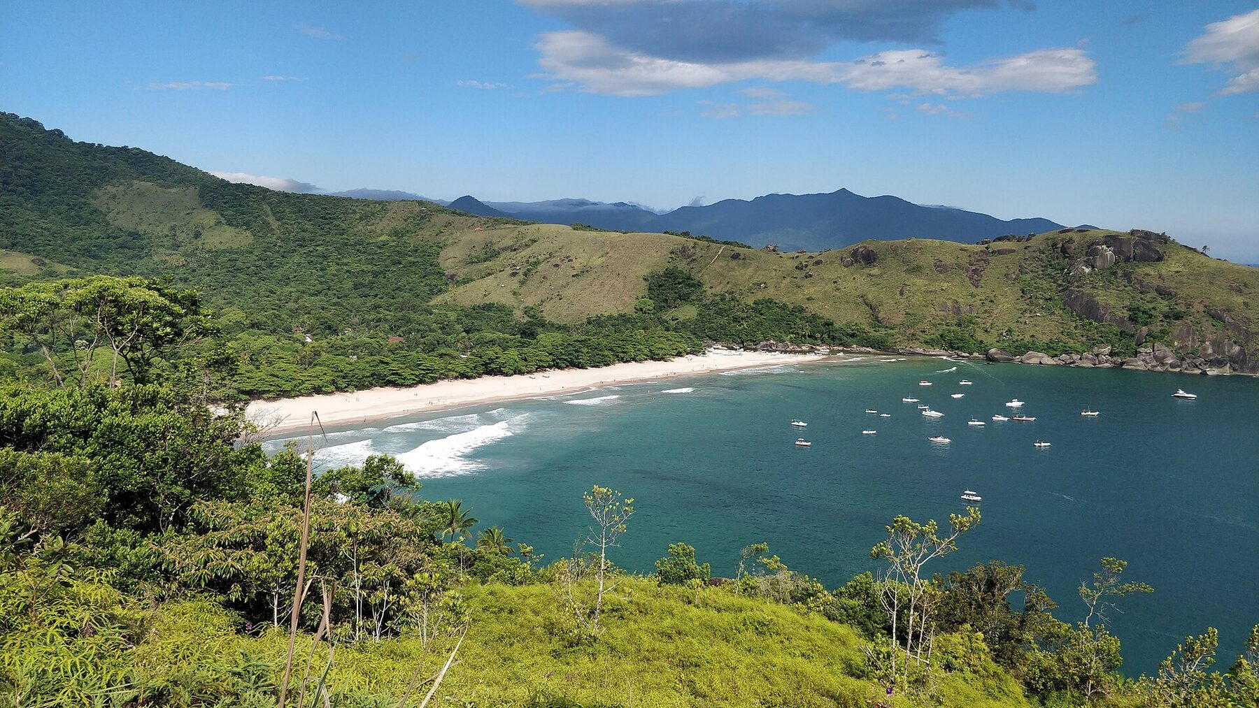 Vista panorâmica da Praia do Bonete com mar azul e montanhas verdes