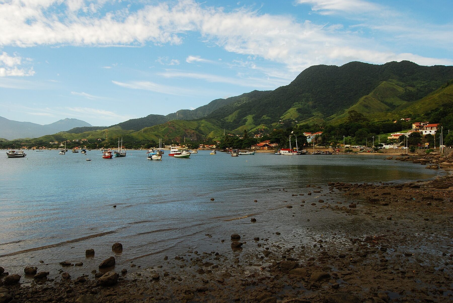 Ilhabela vista a partir do Canal de São Sebastião, com barcos e montanhas ao fundo