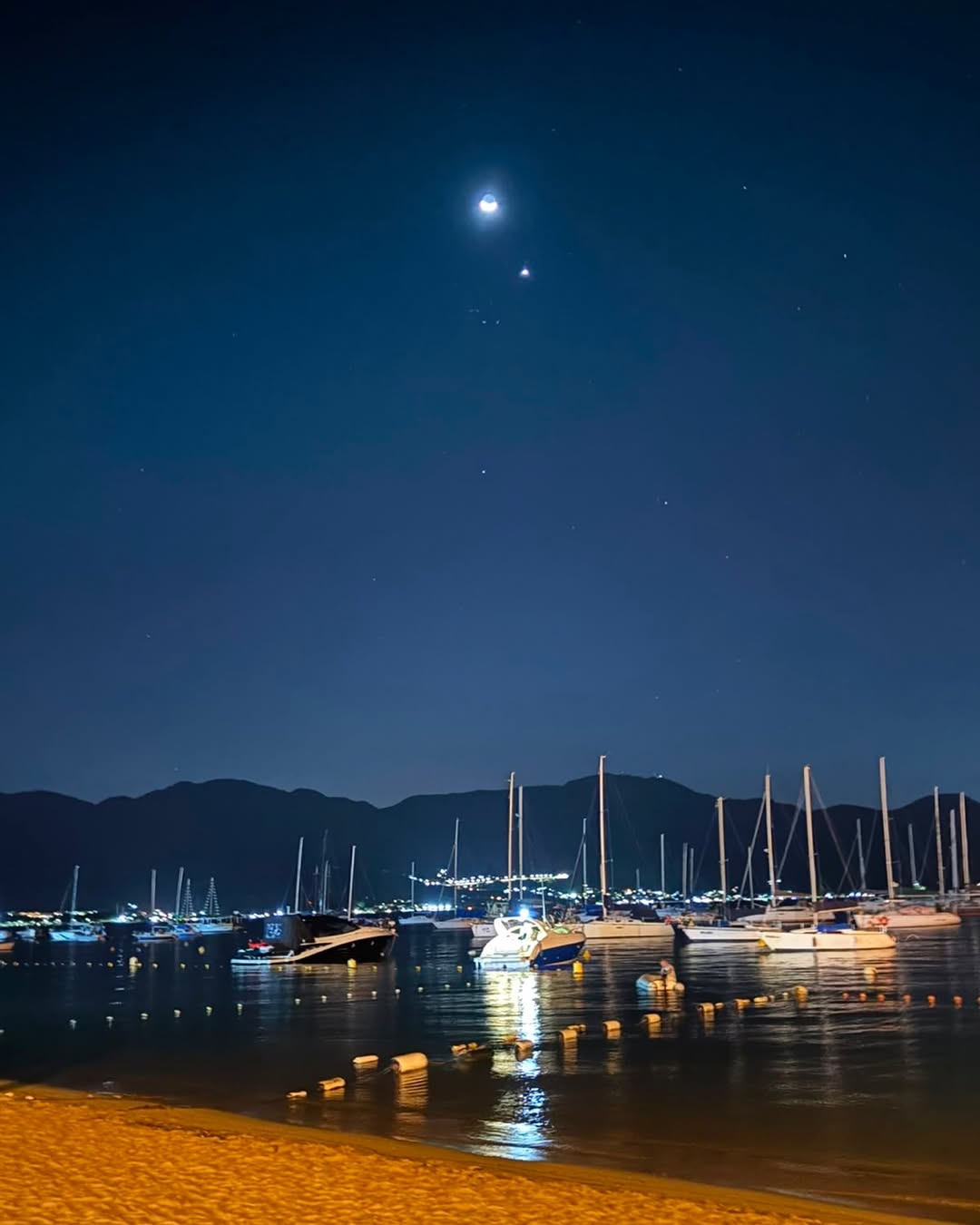 Marina de Ilhabela em noite de céu estrelado