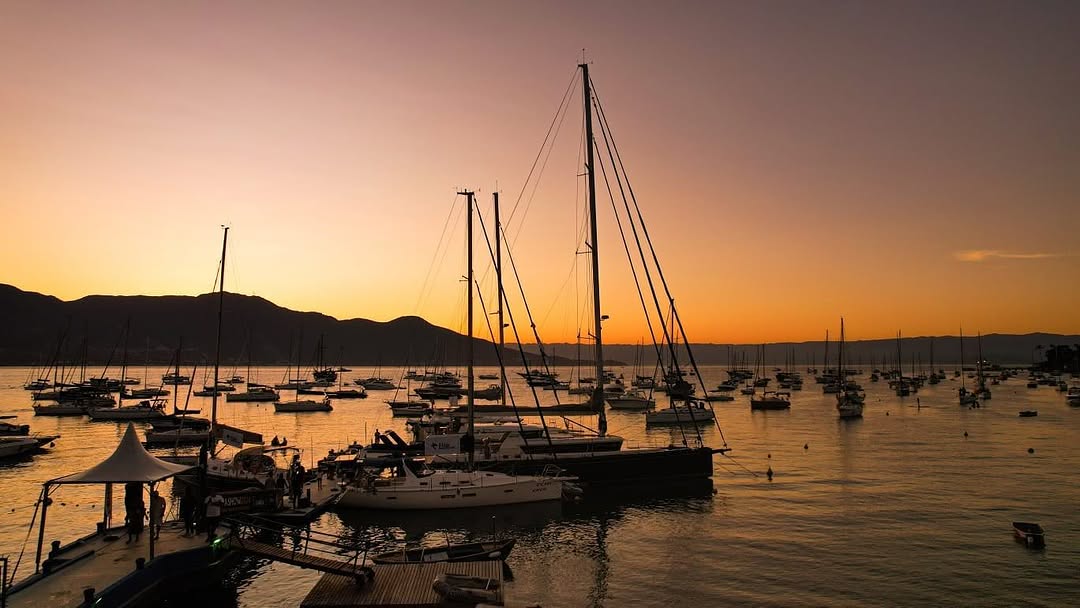 Veleiros diante do pôr do sol em Ilhabela