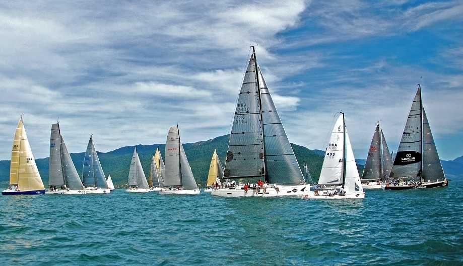 Veleiros em regata no Canal de São Sebastião